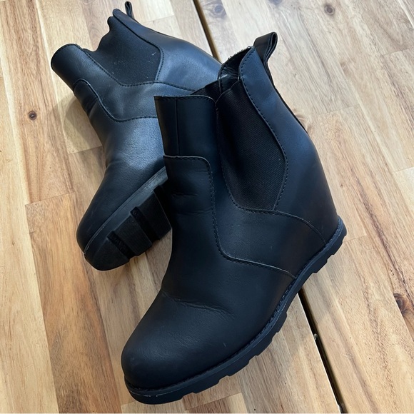 Universal Thread Black Wedge Chelsea Boots – Women’s Size 9 - Picture 1 of 7